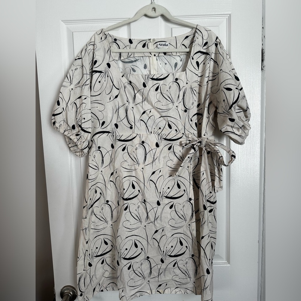 Arula Women's Black and White Floral Wrap Dress